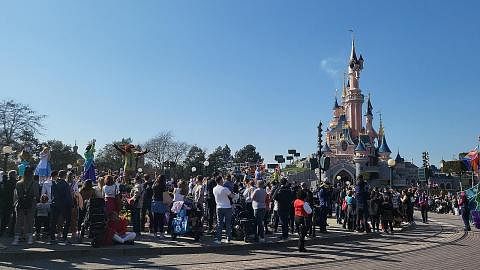 SEKATAN DILONGGARKAN: Ketika di Disneyland Paris, penulis melihat ramai yang berkumpul di sana tidak memakai pelitup kerana ia tidak wajib. - Foto foto ihsan NATASHA MUSTAFA RONDA-RONDA ITALY: Penulis (kanan) bersama rakannya Cik Khairiyah Kang Muham