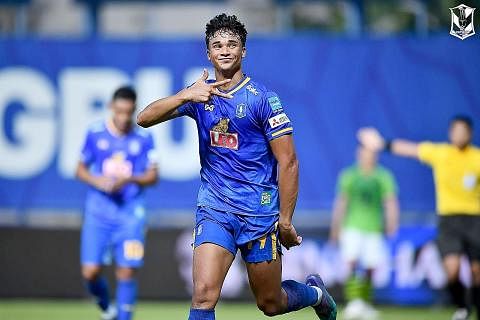 SEMAKIN MENYENGAT: Ikhsan telah menjaringkan sembilan gol dalam 13 perlawanan bagi BG Pathum musim ini (gambar atas) dan menjaringkan 13 gol dalam 26 perlawanan bagi Singapura. Gambar kiri beliau menjaringkan gol bagi Singa semasa menentang Indonesia