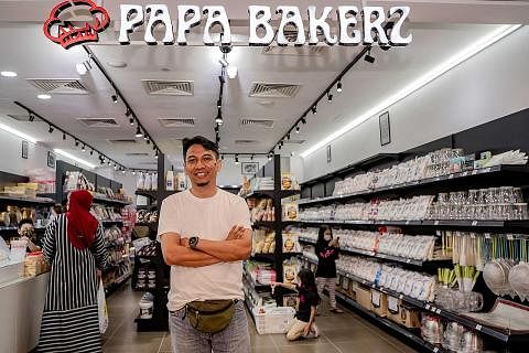 SIAP KHIDMAT: Encik Jeffrezain Ab Jaleel, siap memastikan bahan-bahan yang diperlukan untuk memasak kek dan kuih-muih sentiasa memenuhi cita rasa pelanggan di Papa Bakerz yang terletak di lantai B1 Century Square di Tampines.