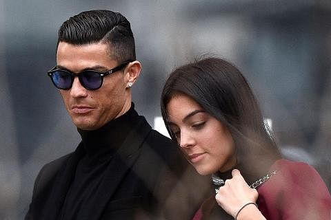 DUGAAN DI LUAR PADANG: Bintang United, Cristiano Ronaldo dan pasangannya, Georgina Rodriguez. - Foto fail AFP