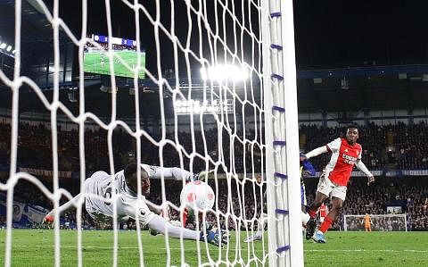 TEPAT KE SASARAN: Eddie Nketiah merembat gol ketiga Arsenal semasa kemenangan 4-2 ke atas Chelsea. - Foto REUTERS