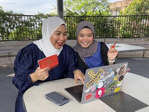MELAKUKAN PERANCANGAN: Cik Siti Aisyah (kanan) dan Cik Nur Aisyah telah melakukan perancangan untuk perjalanan mereka ke Australia sebaik sahaja pengumuman kelonggaran udang-undang diumumkan.