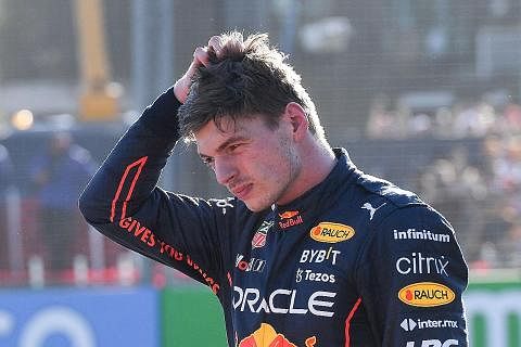 - Foto EPA-EFE MENYERAH KALAH: Verstappen, terpaksa 'menyerah kalah' awal dalam Grand Prix Australia kerana masalah sistem bahan api (bawah). Sebelum ini beliau juga meghadapi masalah sama dalam perlumbaan awal musim. - Foto-foto AFP HAMILTON BUKAN L