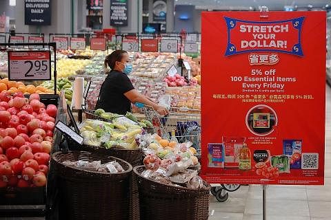 BERI DISKAUN: Pasar raya seperti NTUC FairPrice memberikan potongan harga bagi barangan utama bagi membantu rakyat menangani kos harga yang meningkat.