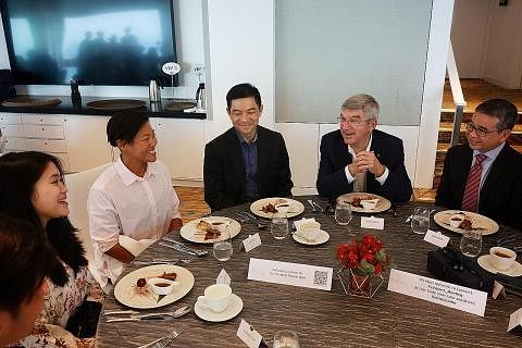 TEROKA SINGAPURA: Bach (dua dari kanan) bersama (dari kanan) Encik Tong dan Tan, berinteraksi dengan atlet negara, Joan Poh dan Martina Veloso, di majlis semalam. - Foto BH oleh JASON QUAH