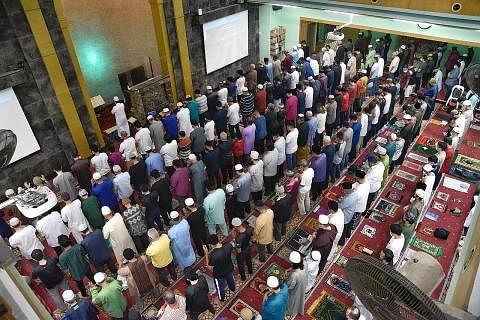 KEMBALI MERIAH: Lebih 200,000 slot disediakan di 66 masjid bagi solat berjemaah Hari Raya Aidilfitri kali ini. - Foto fail