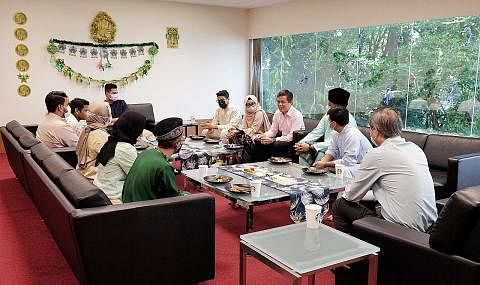 DIALOG BERSAMA MENTERI SEMPENA RAYA: Encik Chan Chun Sing (empat dari kanan) menemui sekumpulan pemimpin pelajar Melayu/Islam NTU semalam sempena Hari Raya. Dialog itu buat pertama kali diadakan di kampus sejak pandemik Covid-19. - Foto BH oleh MOHD 