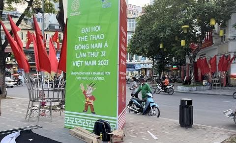 SEMANGAT TEMASYA: Bandar raya Hanoi dihiasi dengan bendera serta papan tanda bagi memeriahkan suasana Sukan SEA yang akan dibuka secara rasmi Khamis depan. - Foto BH oleh HAKIM YUSOF