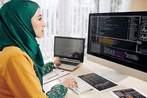 MANFAAT TEKNOLOGI: Umat Islam kian terdedah dengan teknologi yang boleh memberi manfaat dalam kepentingan saintifik, ekonomi dan juga kepada kehidupan keagamaan. - Foto hiasan ISTOCKPHOTO