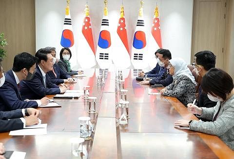 HADIRI MAJLIS: Presiden Halimah Yacob (dua dari kiri) menghadiri majlis perasmian pelantikan presiden baru Korea Selatan, Encik Yoon Suk-yeol, di Seoul kelmarin.