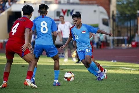 BANGKIT SEMULA: Saifullah Akbar memanfaatkan peluang beraksi dalam kesebelasan utama Singa Muda untuk menjaringkan gol kemenangan ke atas Kemboja kelmarin. - Foto SNOC