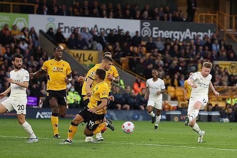 BOLEH MERINTIS DAN MENJARINGKAN GOL: Kevin De Bruyne (kanan) menjaringkan gol ketiga Manchester City dalam kemenangan 5-1 ke atas Wolves di Wolverhampton kelmarin. - Foto EPA-EFE