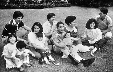 KELUARGA BESAR: Dalam gambar yang diambil pada 15 Januari 1986 ini, Presiden Filipina ketika itu, Encik Ferdinand Marcos (tengah) bersama isterinya, Cik Imelda (tiga dari kanan) dan anak, menantu dan cucu mereka. Turut dalam gambar ialah Ferdinand Jr