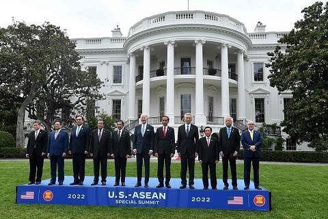 ERAT KERJASAMA: Presiden Amerika Syarikat, Encik Joe Biden (tengah) dan para pemimpin Asean bergambar bersama di luar Rumah Putih di Washington, DC, pada 12 Mei 2022.