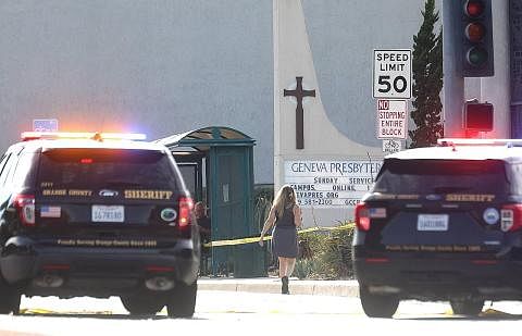 JADI SASARAN: Polis mengepung kawasan di sebuah gereja di Selatan California - lokasi satu insiden tembakan rambang yang meragut nyawa seorang dan mencederakan empat yang lain. - Foto AFP