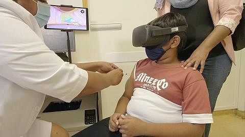 MENEROKAI REALITI MAYA (VR): Cerita yang dilihat melalui set kepala VR boleh mengalihkan perhatian kanak-kanak daripada ketakutan ketika divaksin.