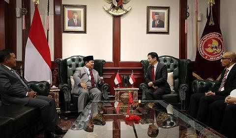 HUBUNGAN DUA HALA: Encik Lawrence Wong (dua dari kanan) yang bertemu dengan Encik Prabowo Subianto (dua dari kiri), antara lain berbincang tentang hubungan pertahanan kedua-dua negara yang rapat dan sudah lama terjalin. - Foto MCI