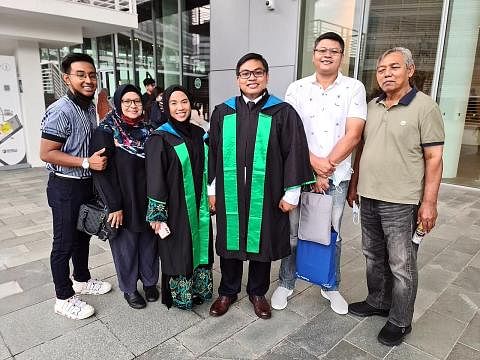 KONGSI KEJAYAAN: Encik Muhammad Isa Ali (tiga dari kanan) bersama tunangnya, Cik Nurul Amirah Zulkanain (tiga dari kiri), sama-sama mendapat diploma daripada Politeknik Republic. Bersama dalam gambar adalah ahli keluarga mereka. - Foto ihsan MUHAMMAD