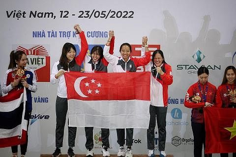 EMAS PERTAMA: (Dari kiri) Rebecca Ong, Victoria Ann Lim, Kiria Tikanah dan Elle Koh raih pingat emas pertama S'pura dalam lawan pedang berpasukan 'epee' wanita di Sukan SEA.