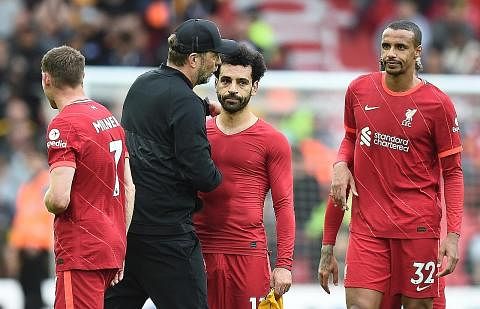 BERI KATA-KATA SEMANGAT: Bos Liverpool, Klopp (kiri), memberikan kata-kata semangat kepada bintang penyerang Mohamed Salah yang jelas kecewa di atas kegagalan memenangi kejuaraan liga musim ini. - Foto EPA-EFE