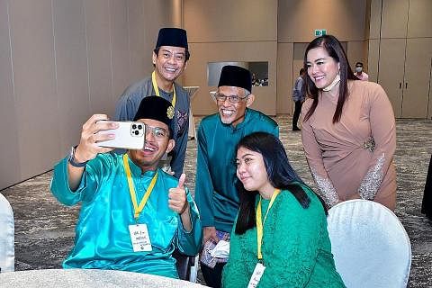 BERKUMPUL BERSAMA: Lebih 100 karyawan Melayu/Islam daripada pelbagai sektor termasuk penerbangan, teknologi dan jagaan kesihatan telah bersama dalam majlis perjumpaan Hari Raya ini.