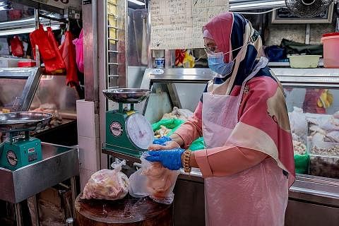 HARAP HANYA SEMENTARA: Cik Roslina melahirkan harapan agar langkah Malaysia menghentikan eksport ayam bermula bulan depan, hanya sementara.