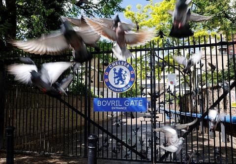 DIMUKTAMADKAN: Pemandangan di pintu Stamford Bridge yang menjadi pangkalan Chelsea, kelab yang bakal dibeli Todd Boehly (gambar sisipan) selepas mendapat kelulusan kerajaan dan EPL. - Foto-foto AFP