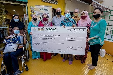 SUMBANG DERMA: Sayap wanita Dewan Perniagaan dan Perusahaan Melayu Singapura (DPPMS), Dewi@DPPMS, menyampaikan cek bernilai $18,000 kepada Persatuan Bertindak Ginjal bagi Masyarakat Islam (MKAC).