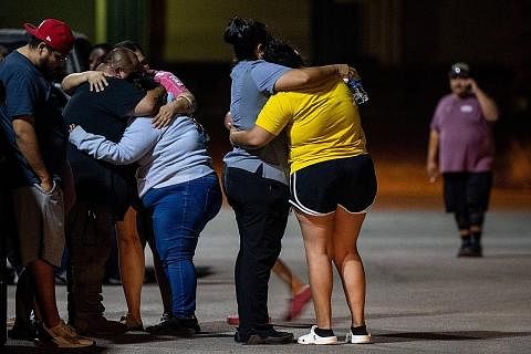 BERDUKA: Sebuah keluarga bersedih di luar Pusat Sivik Willie de Leon berikutan kejadian tembakan beramai-ramai di Sekolah Rendah Robb kelmarin di Uvalde, Texas. - Foto AFP