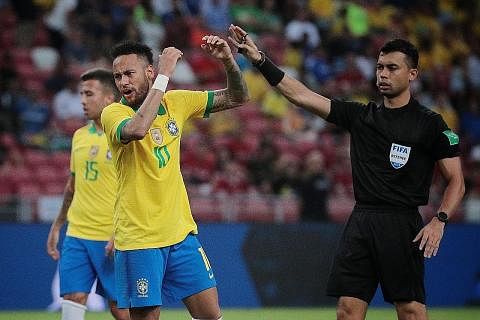 PENGALAMAN BERHARGA: Antara pengalaman Muhammad Taqi sebagai seorang pengadil yang diiktiraf Fifa, beliau telah diberi kepercayaan untuk mengadili perlawanan persahabatan antara Brazil dan Senegal di Stadium Negara pada 2019. SATU-SATUNYA WAKIL: Peng