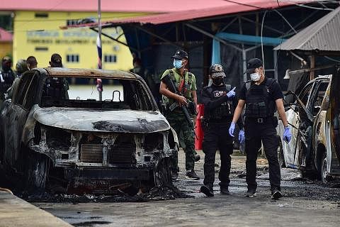 SIASAT SERANGAN: Anggota pasukan bom Thailand memeriksa kereta yang rosak selepas serangan oleh kumpulan pemisah di sebuah balai polis marin di daerah Tak Bai di Narathiwat di selatan negara itu.