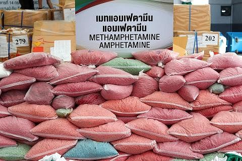 MUSNAH DADAH: Gambar yang dirakamkan pada 26 Jun 2020 menunjukkan puluhan beg mengandungi pil dadah tiruan jenis 'methamphetamine' dihimpunkan semasa Majlis ke-50 Pemusnahan Narkotik Yang Dirampas di wilayah Ayutthaya, Thailand. - Foto REUTERS