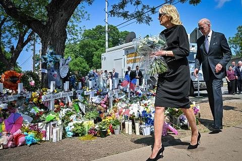 MELAHIRKAN DUKA: Presiden Joe Biden dan isteri, Cik Jill Biden, melawat Sekolah Rendah Robb, Uvalde, di selatan Texas, di mana penembak membunuh 19 murid dan dua guru. Mereka berdua meletakkan bunga mawar putih dan memberi penghormatan di pusat perin