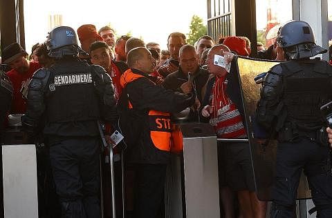 KECOH: Final Liga Juara-Juara Sabtu lalu dicemari insiden pertembungan polis dengan penyokong Liverpool yang cuba memasuki stadium. - Foto REUTERS