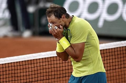 PENUH EMOSI: Jaguh tenis Sepanyol, Rafael Nadal (gambar), begitu emosi sebaik menewaskan seteru ketat, Novak Djokovic, dalam pertarungan suku akhir yang penuh sengit. - Foto EPA-EFE