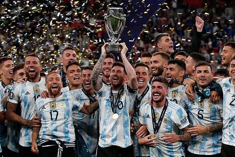 JULANG TROFI: Kapten dan penyerang Argentina, Lionel Messi, menjulang trofi kejuaraan selepas pasukannya menewaskan Italy untuk menjuarai 'Finalissima' - pertarungan yang menemukan juara Amerika Selatan dengan juara Eropah di Wembley kelmarin. - Foto