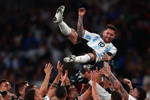 MESSI DISANJUNG: Rakan sepasukan Argentina menunjukkan penghargaan kepada Messi selepas atasi Italy 3-0 dalam perlawanan 'Finalissima', Khamis lalu. - Foto AFP MESSI DIKRITIK HEBAT: Prestasi Messi di PSG dikatakan begitu hambar dan beliau sentiasa ja