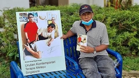 BUKU TERAPI MELAYU: Encik Saini Salleh, seorang mantan wartawan Berita Harian, bersama poster buku 'Urutan Kontemporari Terapis Melayu Singapura' yang ditulis beliau. - Foto ihsan HAJI ABDUL LATIFF AHMAD