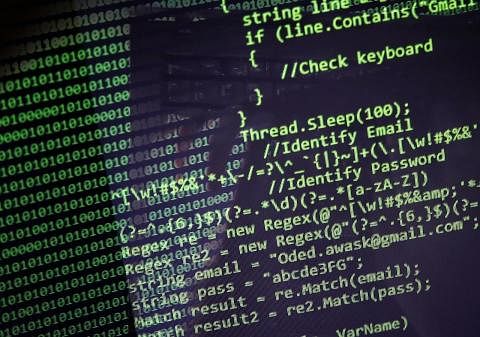 ANCAMAN BESAR: Penjenayah siber mampu menimbulkan panik dan lebih buruk lagi mencuri identiti, rahsia pemerintah dan wang menerusi serangan DDoS yang dilakukan. - Foto fail