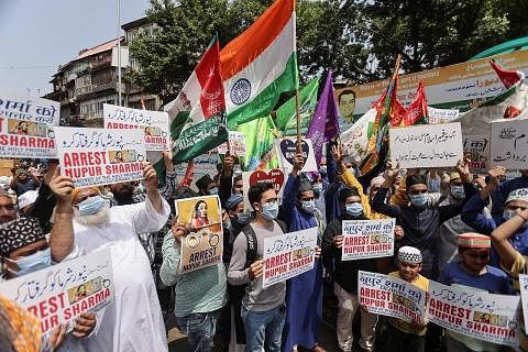 MINTA DITANGKAP: Sebilangan penduduk di Mumbai, India, mengadakan tunjuk perasaan meminta pihak berkuasa menangkap Cik Nupur Sharma kerana membuat kenyataan menghina berkaitan Nabi Muhammad. - Foto REUTERS