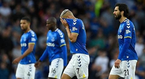HAMPIR TERSUNGKUR: Everton perlukan kemenangan 3-2 ke atas Crystal Palace dalam perlawanan kedua terakhir mereka untuk memastikan mereka kekal beraksi di Liga Perdana England (EPL) musim depan. - Foto AFP