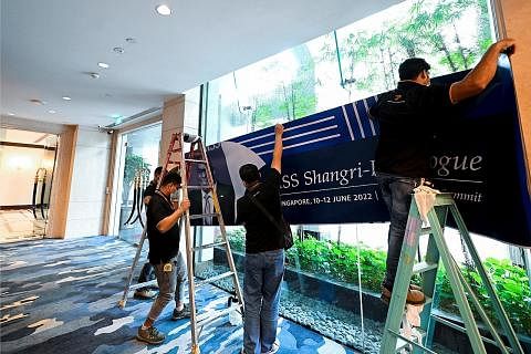 PERSIAPAN DIALOG: Beberapa pekerja sedang mengadakan persiapan sempena Dialog Shangri-La ke-19 di Hotel Shangri-La mulai hari ini hingga lusa. Foto REUTERS