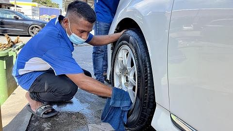 JADI TUMPUAN: Kedai mencuci kereta ini merupakan antara yang jadi tumpuan pemandu Singapura sejak kebelakangan ini. - Foto-foto BH oleh HANS ASHRIE KIAN SIBUK: Seorang pekerja di salah sebuah tempat mencuci kereta di Johor, dilihat terus sibuk dengan