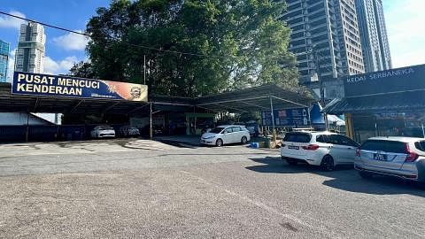 JADI TUMPUAN: Kedai mencuci kereta ini merupakan antara yang jadi tumpuan pemandu Singapura sejak kebelakangan ini. - Foto-foto BH oleh HANS ASHRIE KIAN SIBUK: Seorang pekerja di salah sebuah tempat mencuci kereta di Johor, dilihat terus sibuk dengan