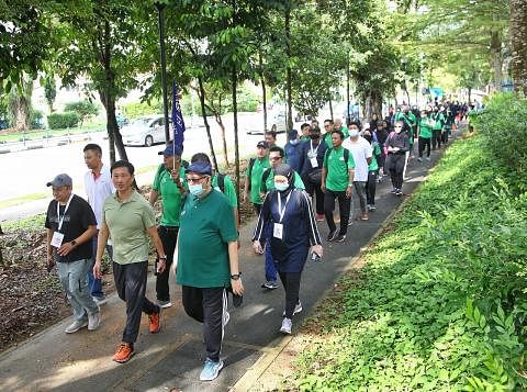 JALAN PANTAS: Menteri Kesihatan dan Penasihat Akar Umbi Pusat Sembawang Encik Ong Ye Kung (dua dari kiri) berjalan pantas bersama seramai 120 jemaah Islam di daerah Sembawang pagi semalam. Acara tersebut diadakan untuk menggalakkan gaya hidup sihat d