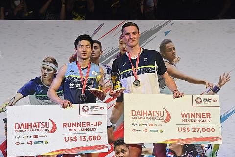 JUARA UNGGUL: Juara dari Denmark, Viktor Axelsen (kanan), dan naib juara dari Taiwan, Chou Tien-chen, bergambar dengan hadiah masing-masing di akhir final kelmarin. - Foto AFP