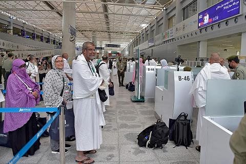 JEMAAH HAJI MULA TIBA: Jemaah tiba di Lapangan Terbang Antarabangsa King Abdulaziz di Jeddah minggu lalu. - Foto AFP