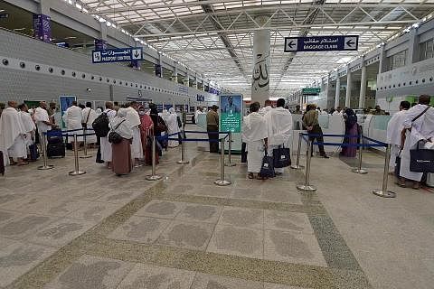 SAMBUT JEMAAH: Arab Saudi menerima kumpulan jemaah haji pertamanya tahun ini selepas dua tahun ibadah haji tidak dapat dilakukan dek pandemik Covid-19. JEMAAH HAJI MULA TIBA: Jemaah tiba di Lapangan Terbang Antarabangsa Raja Abdul Aziz di Jeddah, Ara
