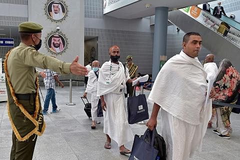 SAMBUT JEMAAH: Arab Saudi menerima kumpulan jemaah haji pertamanya tahun ini selepas dua tahun ibadah haji tidak dapat dilakukan dek pandemik Covid-19. JEMAAH HAJI MULA TIBA: Jemaah tiba di Lapangan Terbang Antarabangsa Raja Abdul Aziz di Jeddah, Ara