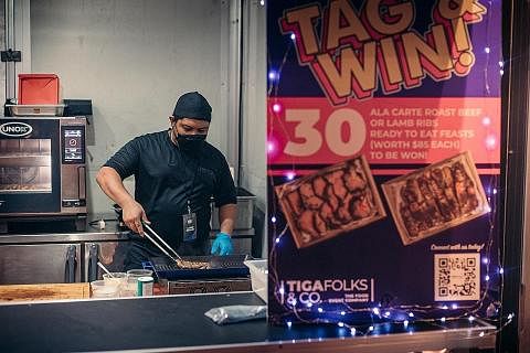 REBUT PELUANG: Bekas cef di restoran dan hotel tempatan, Encik Faris sedang menyediakan daging stik di gerainya di pesta Gastrobeats yang berlangsung di Bayfront Event Space hingga 26 Jun. - Foto BH oleh HARITH MUSTAFFA